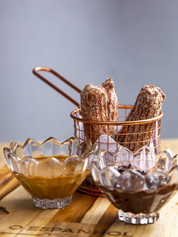 Churros-com-dulce-de-leche-artesanal-e-chocolate-gourmet-Sobremesas-scaled